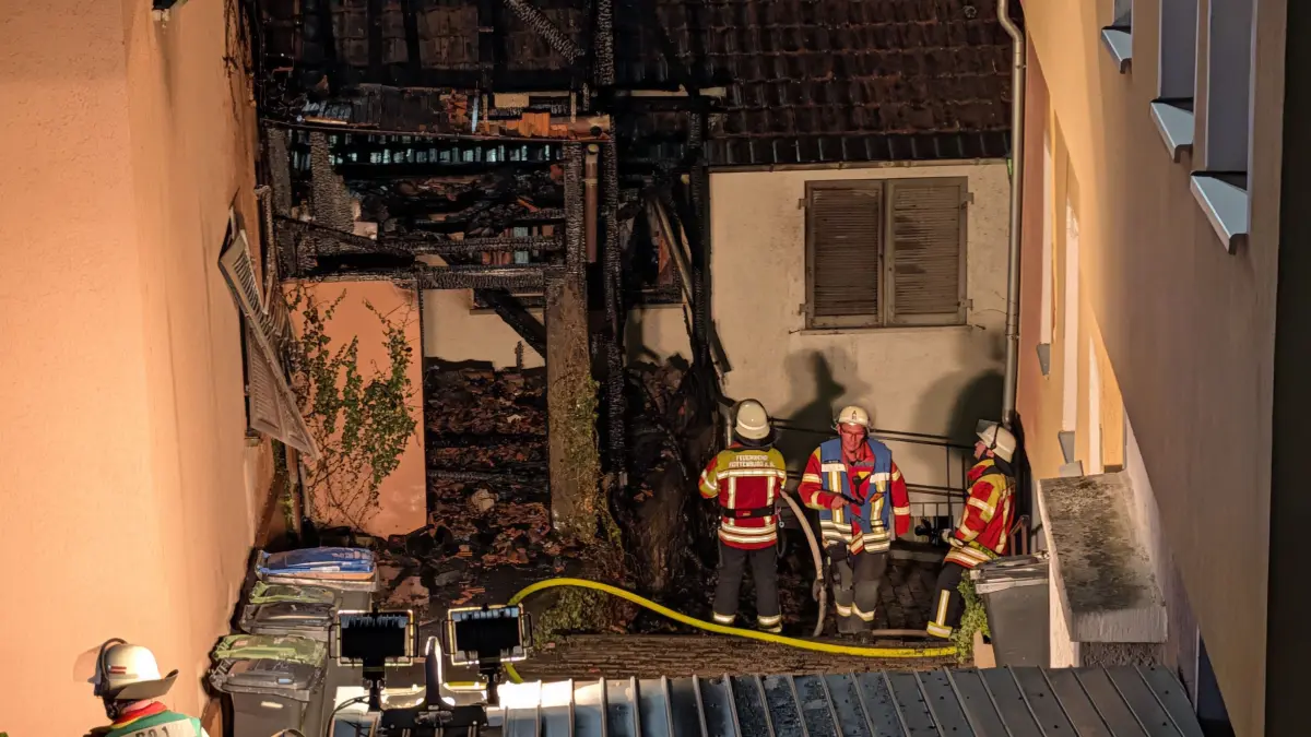 Aus verschiedenen Richtungen löschten die Einsatzkräfte das Feuer in der Rottenburger Altstadt.