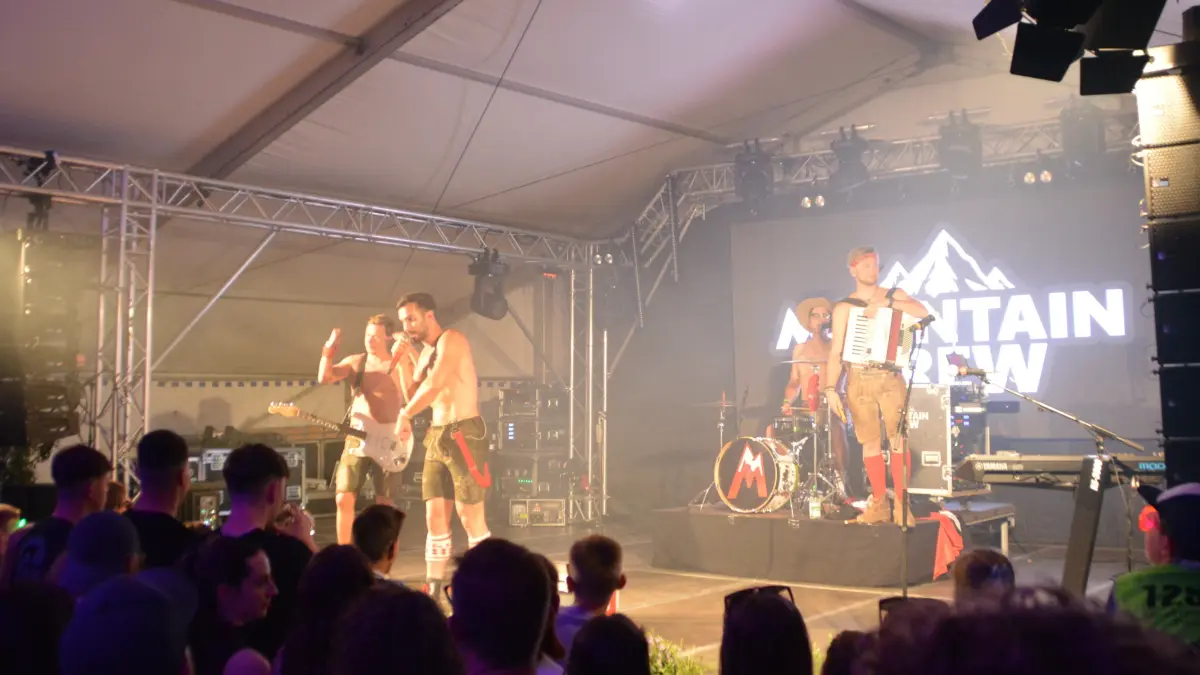 Die "Mounain Crew" brachten die Stimmung im Zelt über den Siedepunkt.