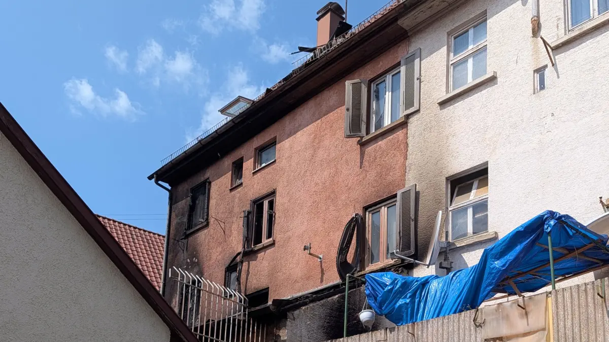 Das Brandhaus in der Rottenburger Altstadt am Sonntagmittag.