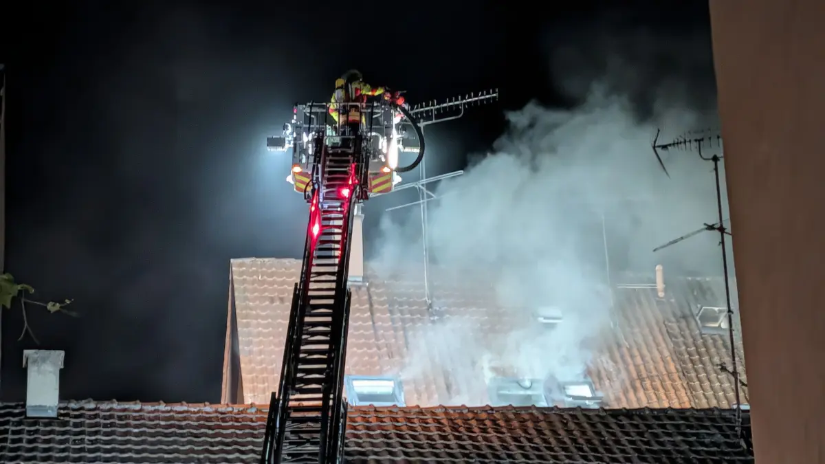 Aus verschiedenen Richtungen löschten die Einsatzkräfte das Feuer in der Rottenburger Altstadt.