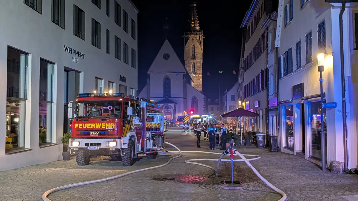 In der Königstraße und auf dem Rottenburger Marktplatz rückte die Feuerwehr am frühen Sonntagmorgen mit einem Großaufgebot an.