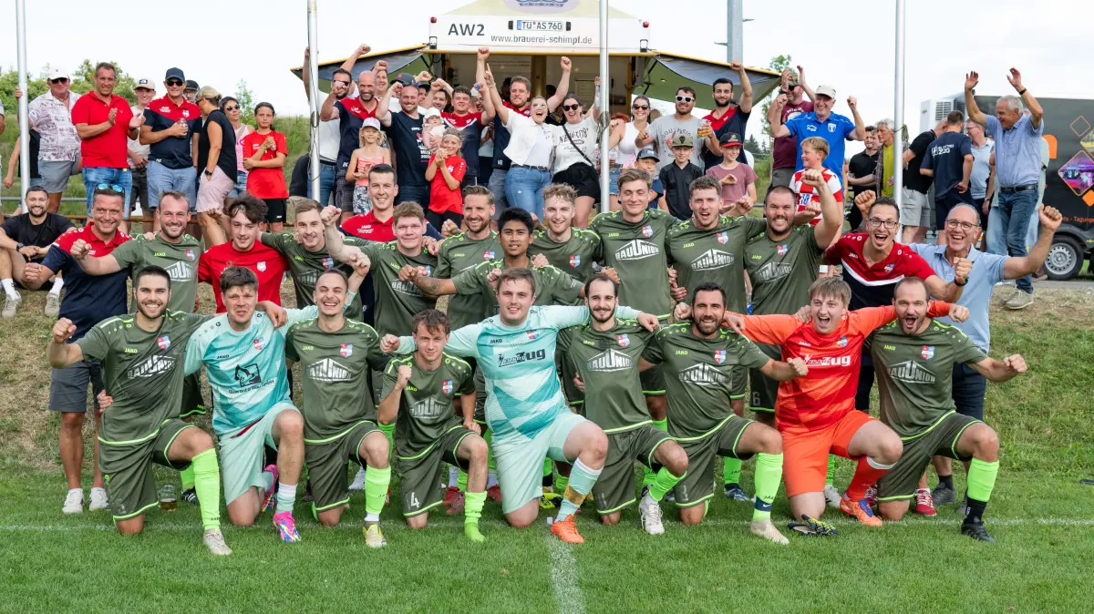 Eichenbergpokal Dettingen, SV Dettingen vs. SpVgg BFSO, Finale, Fussball, Saison 2026/2027, 26.07.2026,: Siegerfoto des Eichenberg Pokals 2026, die Mannschaft, SpVgg Bieringen/Frommenhausen/Schwalldorf/Obernau
Eichenbergpokal Dettingen, SV Dettingen vs. SpVgg BFSO, Finale, Fussball, Saison 2026/2027, 26.07.2026,
Eibner-Pressefoto/Andreas Ulmer
