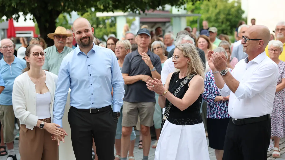 Erik Knobloch (zweiter von links) gewinnt mit knappem Vorsprung die Bürgermeisterwahl in Riederich.