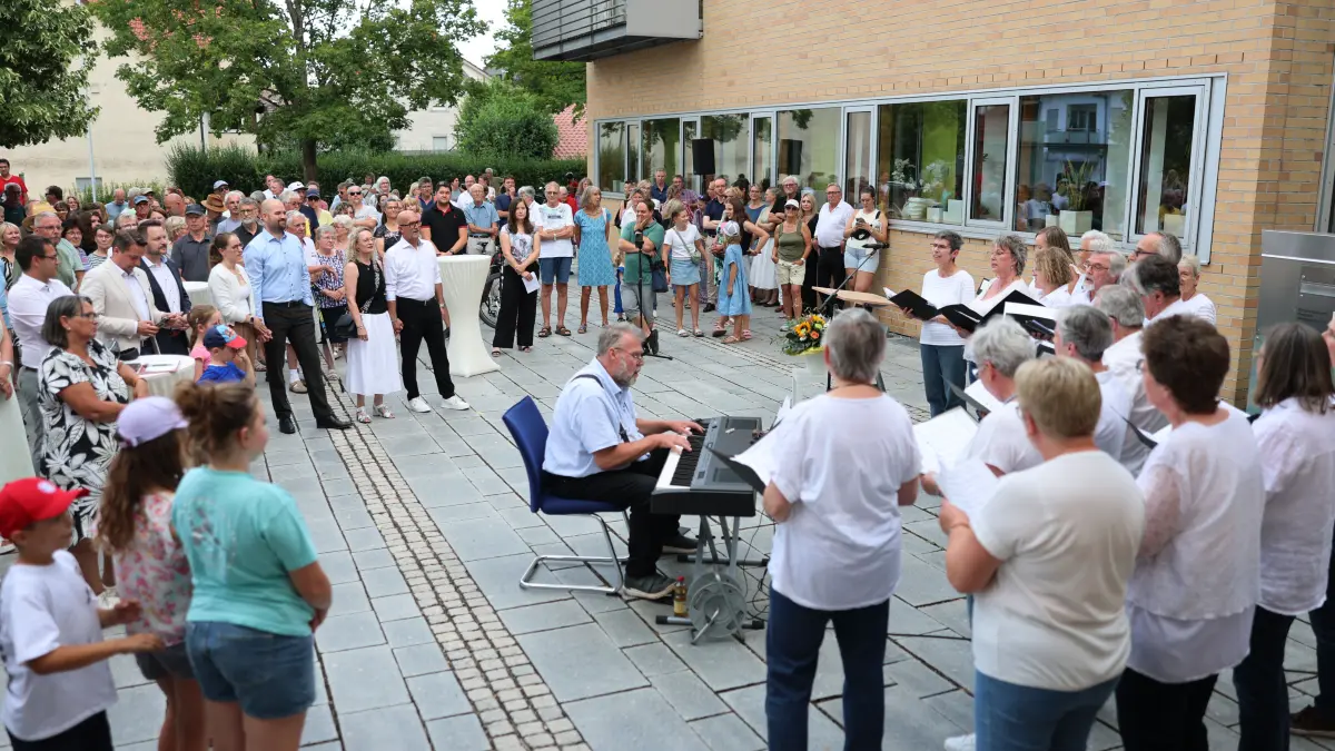 Der Sängerbund Riederich sorgte für feierliche Stimmung und bewirtete die durstigen Besucher.