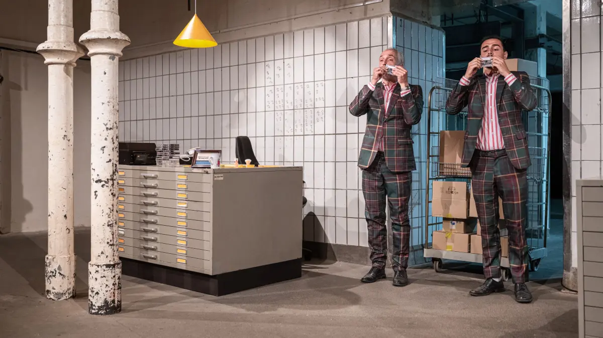 Theateraufführung in der Shedhalle am Samstagabend: "Scheiße bauen" von Alice Feucht spielen Michael Schneider (links) und Clément Labopin. Hier bei ihrer täglichen Arbeit, bei Kassette um Kassette erstmal den Staub wegpusten, dann abhören.
