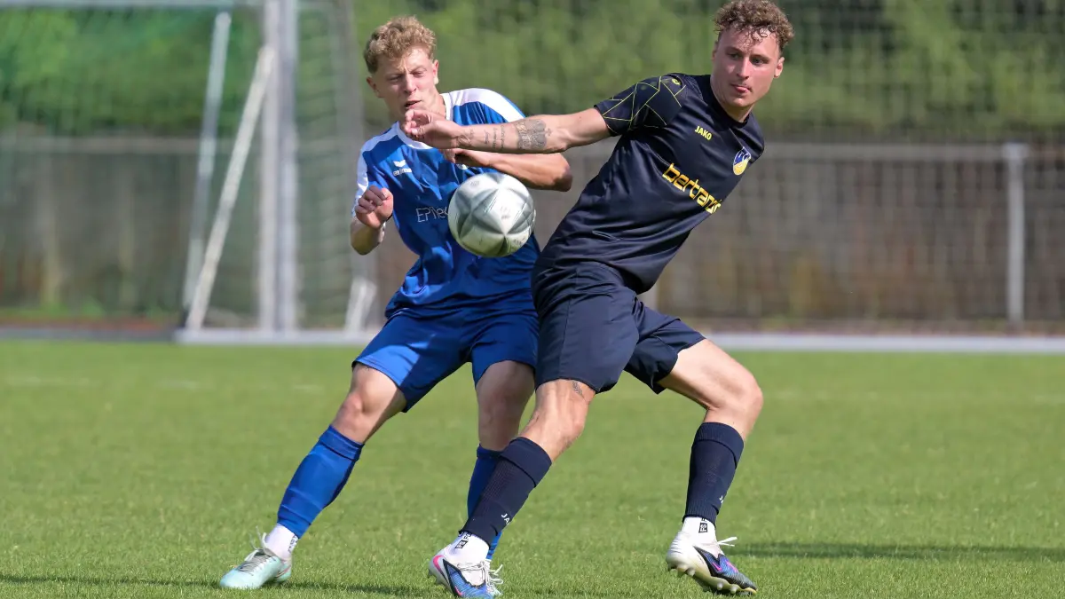 Fussball wfv-Pokal | SGM Dettingen-Glems vs. TSV Ehningen: Fussball wfv-Pokal | SGM Dettingen-Glems (hellblau) vs. TSV Ehningen (dunkelblau) // 2026-07-25 // Foto: JoBaur // #6 Nick Mistele (SGM Dettingen-Glems) / #9 Gabriel
Koertge Corral (TSV Ehningen)