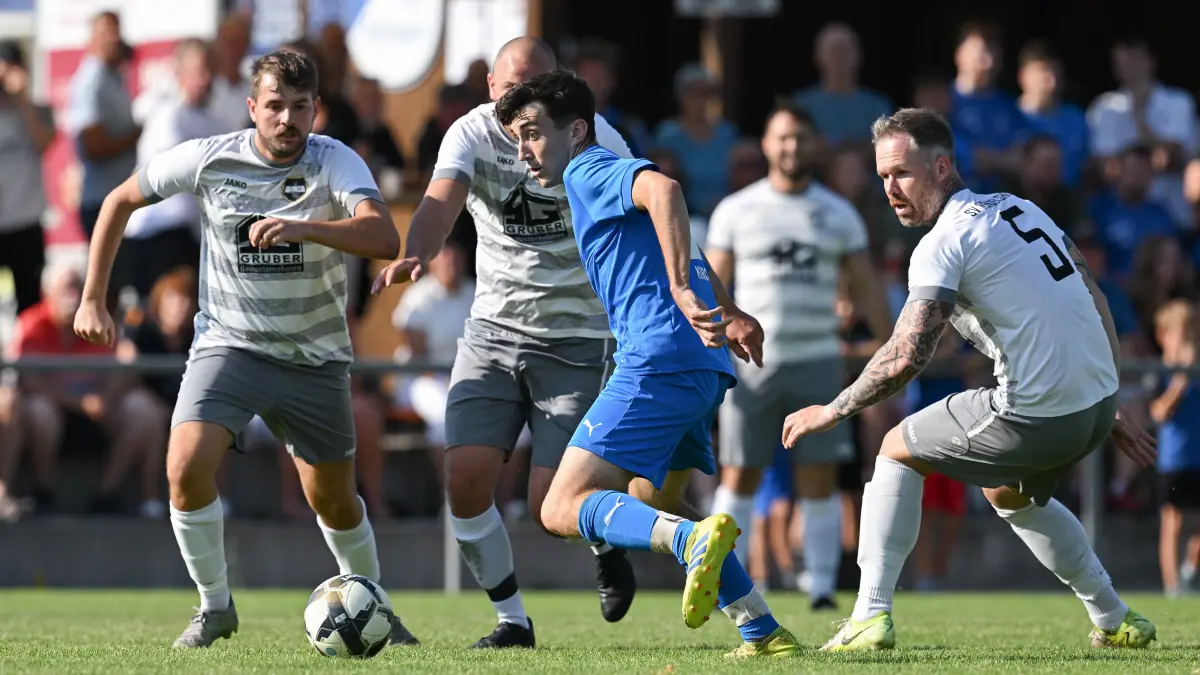 Pfaffenbergpokal Finale 2026 - SGM Altingen/Entringen - SV Wendelsheim: Pfaffenbergpokal Finale 2026 - SGM Altingen/Entringen - SV Wendelsheim, 26.07.2026 - vorne Kevin Kircher (SGM Altingen/Entringen) - rechts Steffen Graf (Wendelsheim)
Foto: Axel Grundler