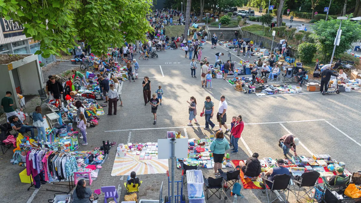 Der Tag der Jugend beginnt traditionell mit dem Flohmarkt für Kinder und Jugendliche. Ab sechs Uhr wird gefeilscht. Viele freuen sich auf den Tag aber vor allem wegen der Gespräche.