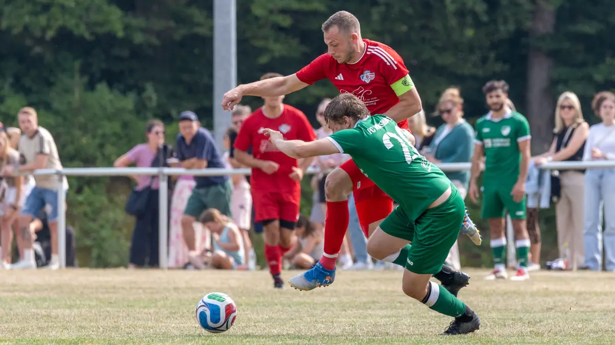 SGM Heinstetten/Hartheim/Unterdigisheim - FC Winterlingen, Fussball DB Regio WVF-Pokal, Finale, Saison 2026/2027, 26.07.26: Zweikampf, Duell, Kampf, tackle, duel, duel, fight, tackle Dennis Ullmann (SGM Heinstetten/Hartheim/Unterdigisheim, #07) und Johannes Reusch (FC Winterlingen, #20)
SGM Heinstetten/Hartheim/Unterdigisheim - FC Winterlingen, Fussball DB Regio WVF-Pokal, Finale, Saison 2026/2027, 26.07.26
Foto: Eibner-Pressefoto/Jäger Kirsten