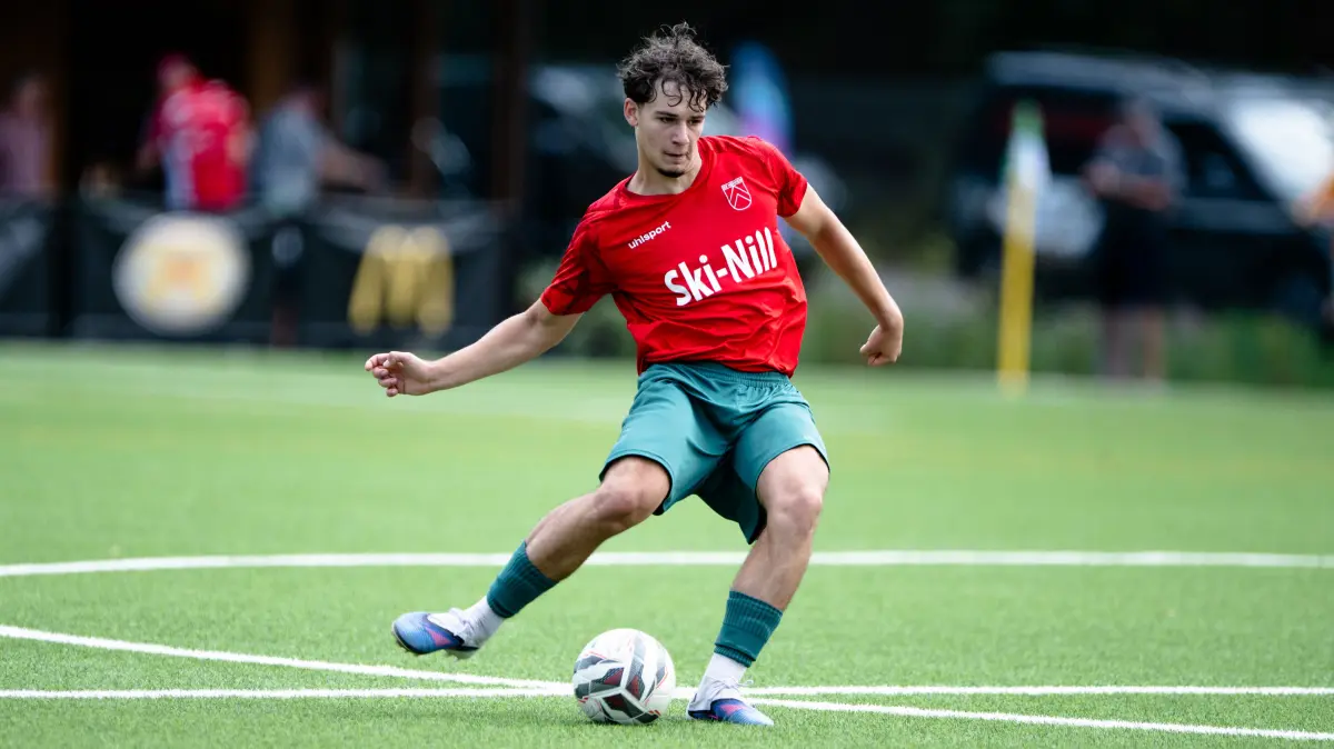SV Dotternhausen_SV Nehren, WFV Pokal, 1. Runde, Fussball, Saison 2026/2027, 25.07.2026,: Leo Bendix Schmidt, (SV Nehren, #04) uebernimmt die Spieleroeffnung,
SV Dotternhausen_SV Nehren, WFV Pokal, 1. Runde, Fussball, Saison 2026/2027, 25.07.2026,
Eibner-Pressefoto/Andreas Ulmer