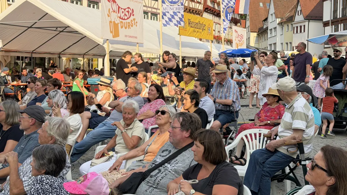 Schon am frühen Abend war der Marktplatz mit seinen kulinarischen und musikalischen Highlights gut besucht.