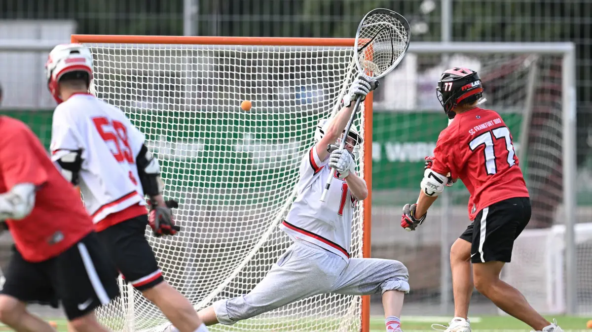 Deutsche Meisterschaft 2026, Final Four, Sixe-Lacrosse Herren, TSG Tübingen - SC Frankfurt 1880: Deutsche Meisterschaft 2026, Final Four, Sixe-Lacrosse Herren, TSG Tübingen - SC Frankfurt 1880, 25.07.2026 - Colin Herrmann (Frankfurt, rechts) verwandelt gegen Tim Weiß (Tübingen, 1)
Foto: Axel Grundler