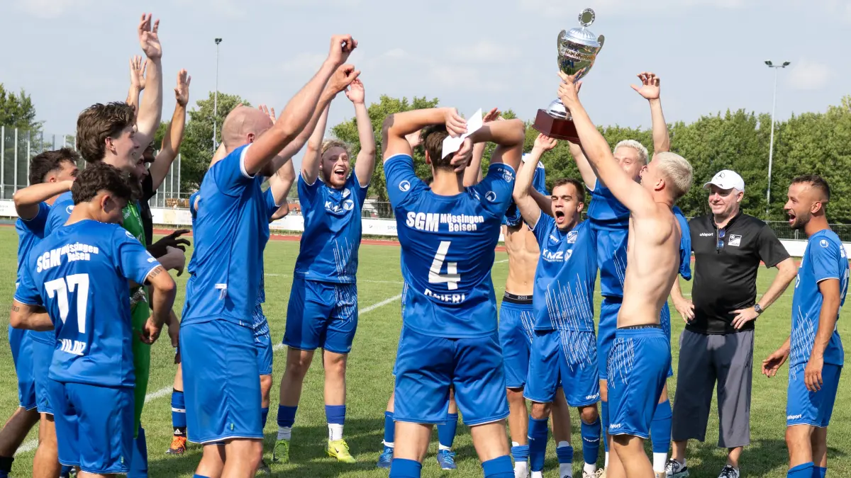 Steinlachcup Belsen, Finale, Fussball, Saison 2026/2027, 26.07.2026,6,: SGM Moessingen Belsen, das Team feiert den Cup, 2026
Steinlachcup Belsen, Finale, Fussball, Saison 2026/2027, 26.07.2026,
Eibner-Pressefoto/Andreas Ulmer