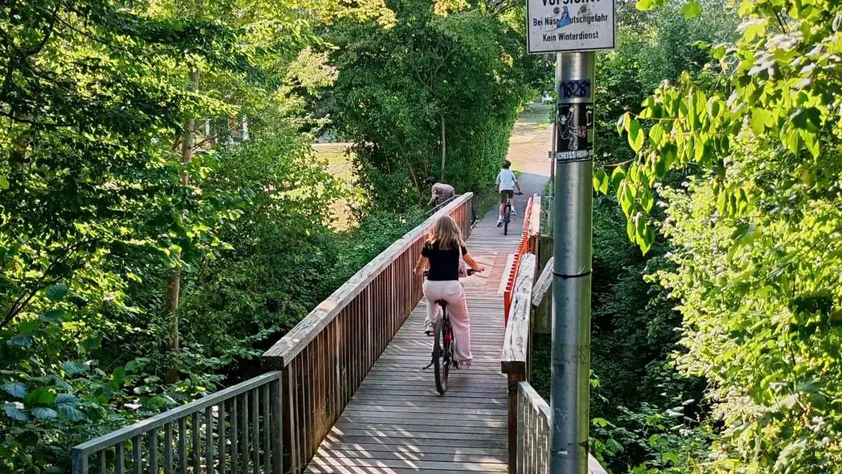 Beliebte Querung über den Marbach: die Füßgängerbrücke in der Grünen Mitte von Rechberghausen wird auch eifrig von Radfahrern genutzt.