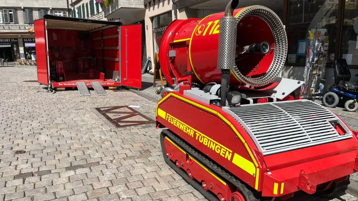 Die Feuerwehr Stadtmitte war mit drei Fahrzeugen vor Ort, unter anderem mit einem Hochleistungslüfter.