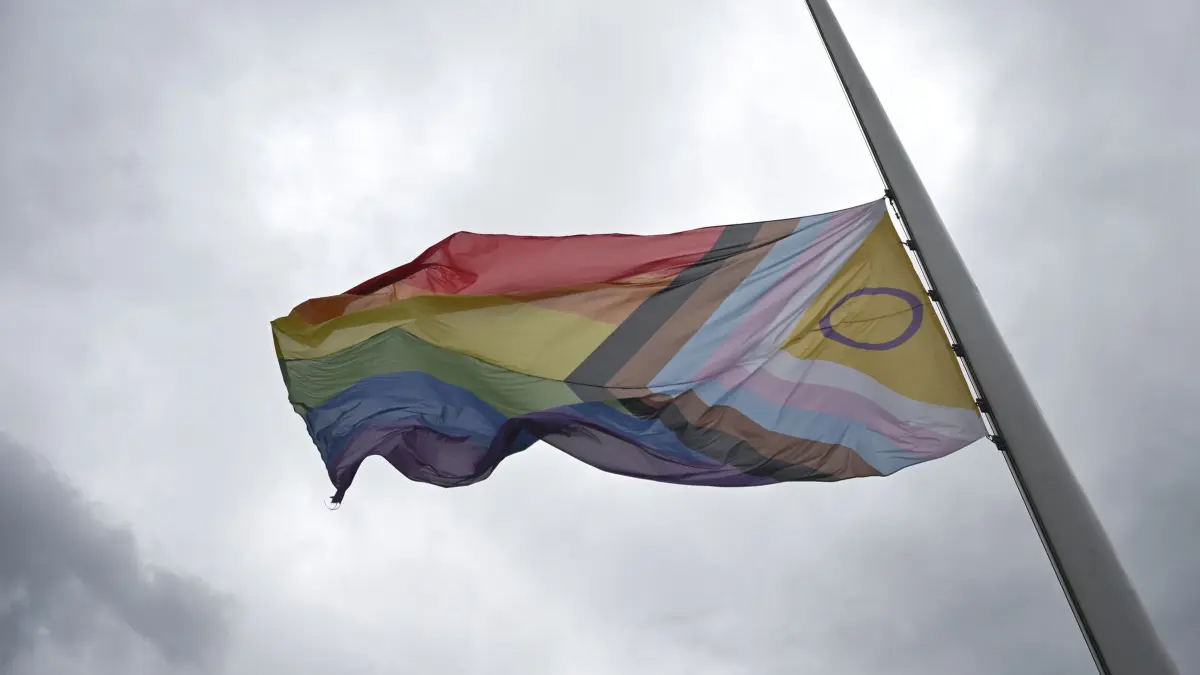 Nach dem Angriff auf CSD in Berlin: 27.07.2026, Berlin: Vor dem Haus der Kulturen der Welt weht eine Progress-Pride-Flagge auf Halbmast. Im Tiergarten war am Rande des Christopher Street Days (CSD) ein Mann mit einem Fahrzeug in eine Menschenmenge gefahren. Foto: Markus Lenhardt/dpa +++ dpa-Bildfunk +++