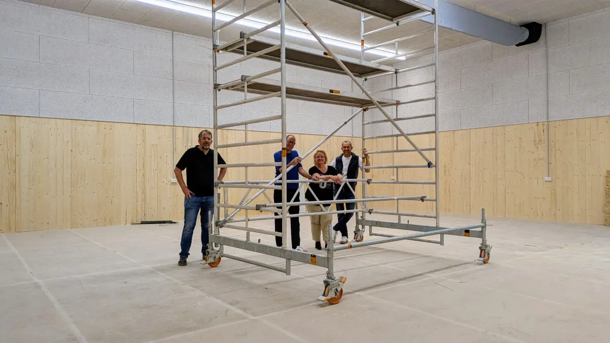Noch steht hier ein Rollgerüst, doch schon bald soll geprobt werden: (von links) Peter Perkovac (Technischer Direktor), Michael Eichenhofer (Gebäudemanagement), Angela Weißhard (Verwaltungsdirektorin) und Andreas Lonsinger (Werkstattleiter) auf einer von zwei neuen Probebühnen in der Shedhalle.