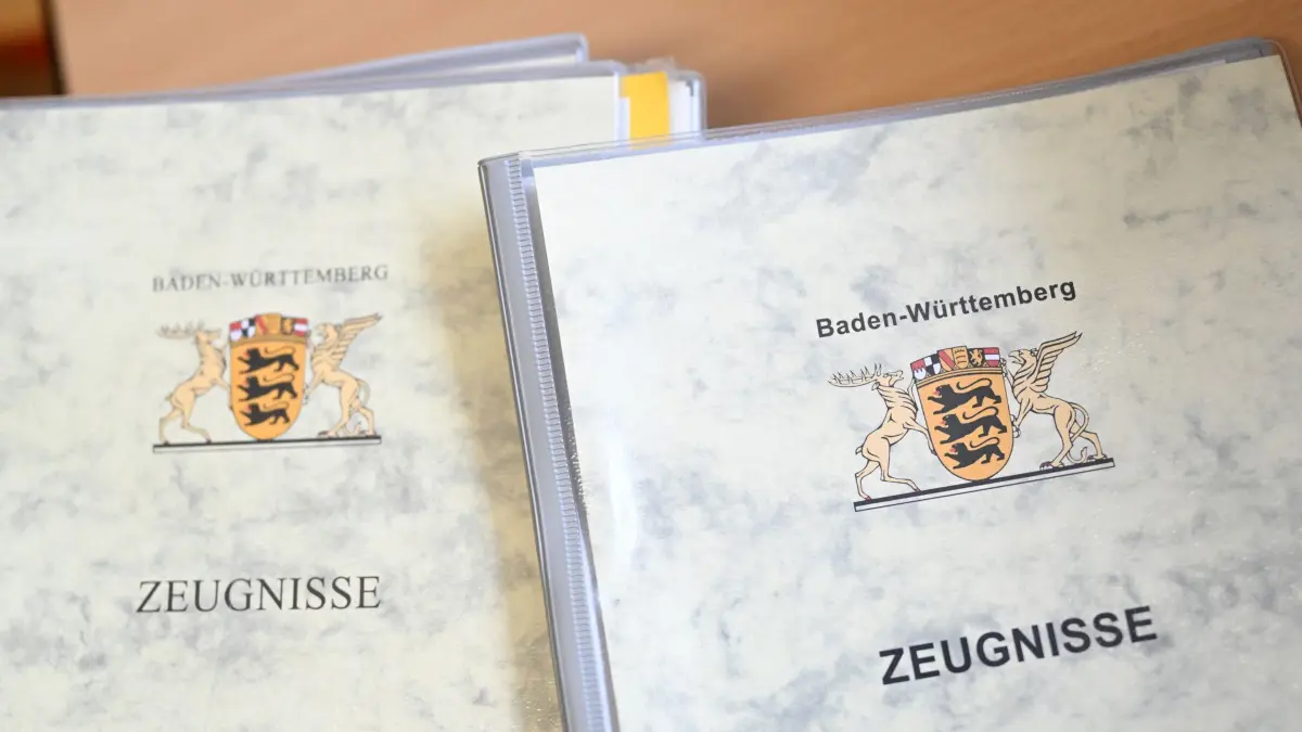 Letzter Schultag - Ausgabe von Zeugnissen