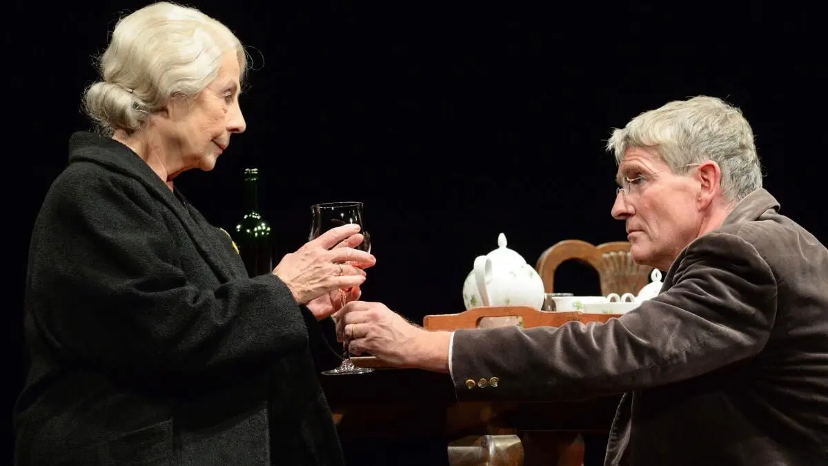 Sigrun Schenider-Kaethner (Mutter) und Thomas Bockelmann (Sohn) in George Taboris "Mutters Courage".