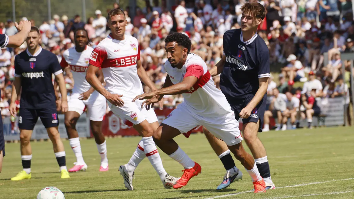 Vor eindrucksvoller Kulisse spielt Bundesligist VfB Stuttgart (weiß) beim Verbandsligisten FSV Hollenbach. Hier dribbelt Tiago Tomas in Richtung Hollenbacher Strafraum.
