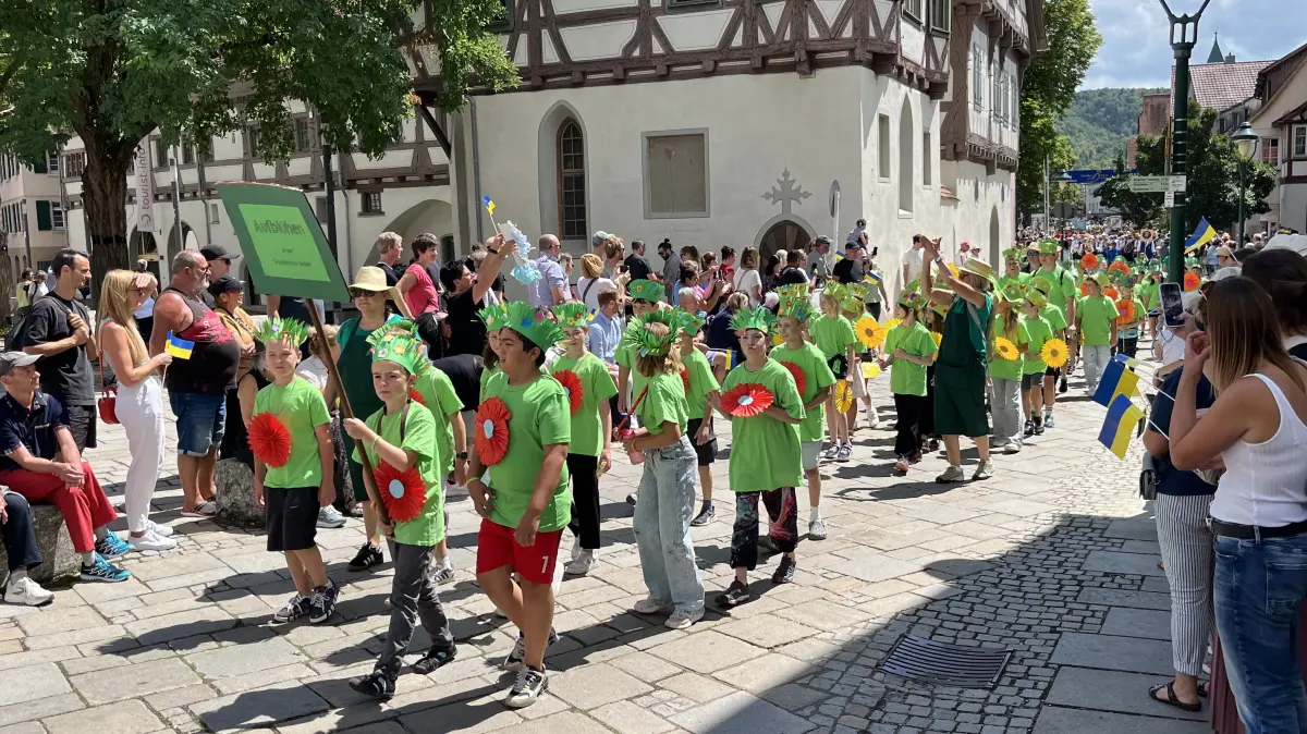 Mit selbst gefertigten, einfallsreichen Kostümen und Wagen begeisterten Blaubeurer Kinder die vielen Zuschauer am Straßenrand.