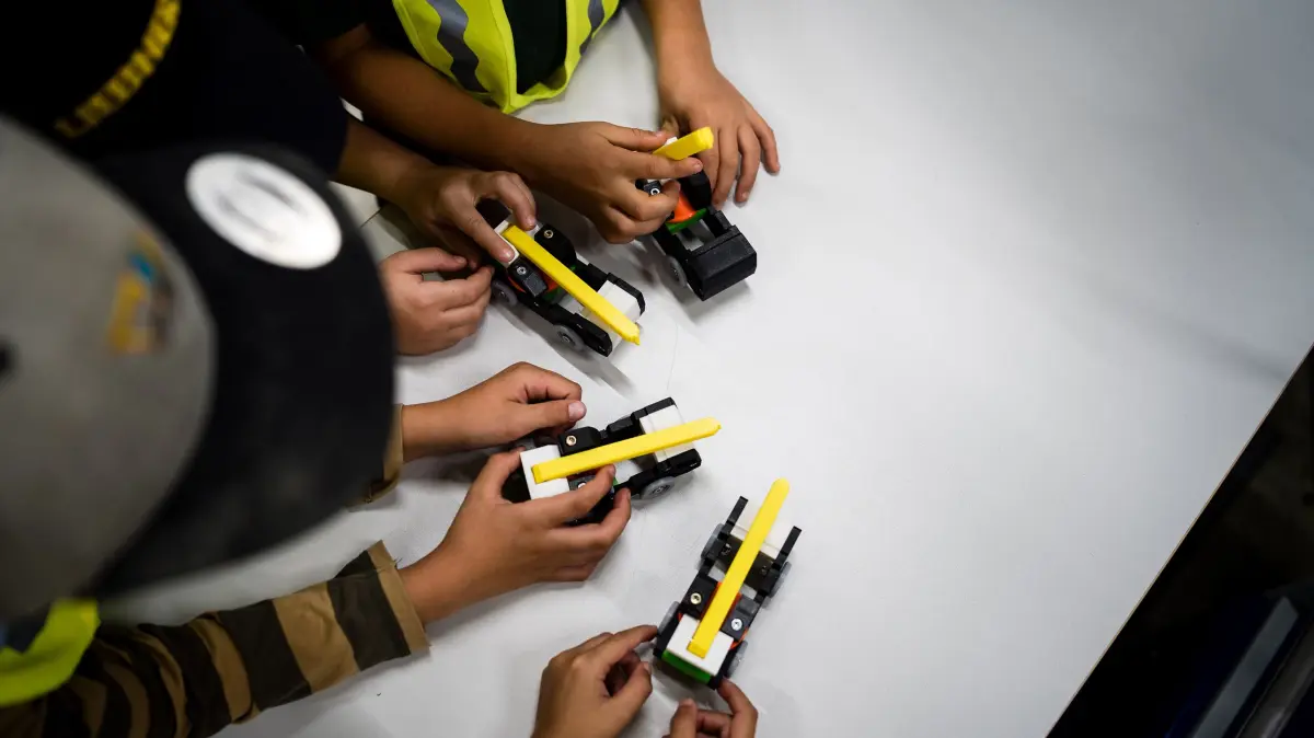 Ehinger Kinder bauen Fahrzeugkräne: Besuch im Liebherr-Werk in Ehingen.