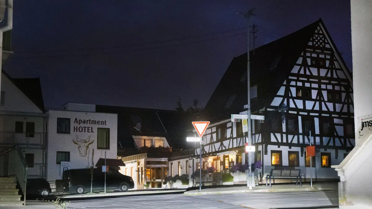 In der Mössinger Altstadt blieben in den vergangenen Nächten die Lichter aus. Die Straßenbeleuchtung quittierte tagelang den Dienst. Was genau dafür verantwortlich war, konnten die Stadtwerke bisher nicht herausfinden.