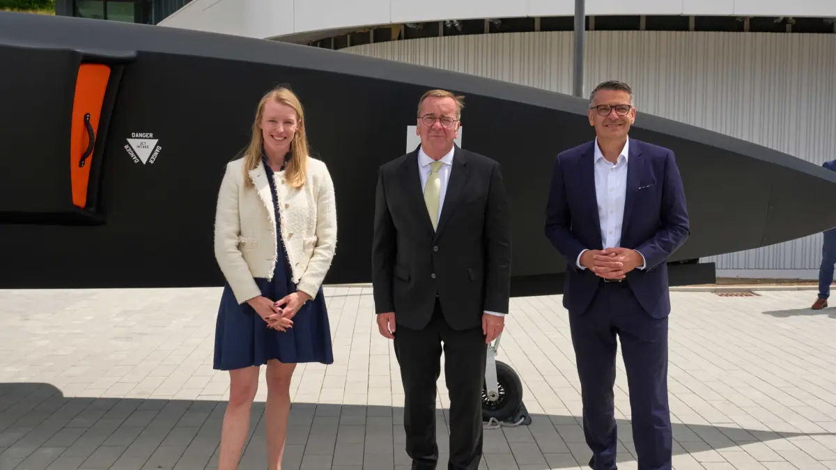Christina Canitz, Chefin der Optronics-Sparte, Certeidigungsminister Boris Pistorius und Hensoldt-Vorstandschef Oliver Dörre. vor dem unbemannten Kampfflugzeug Cairas.