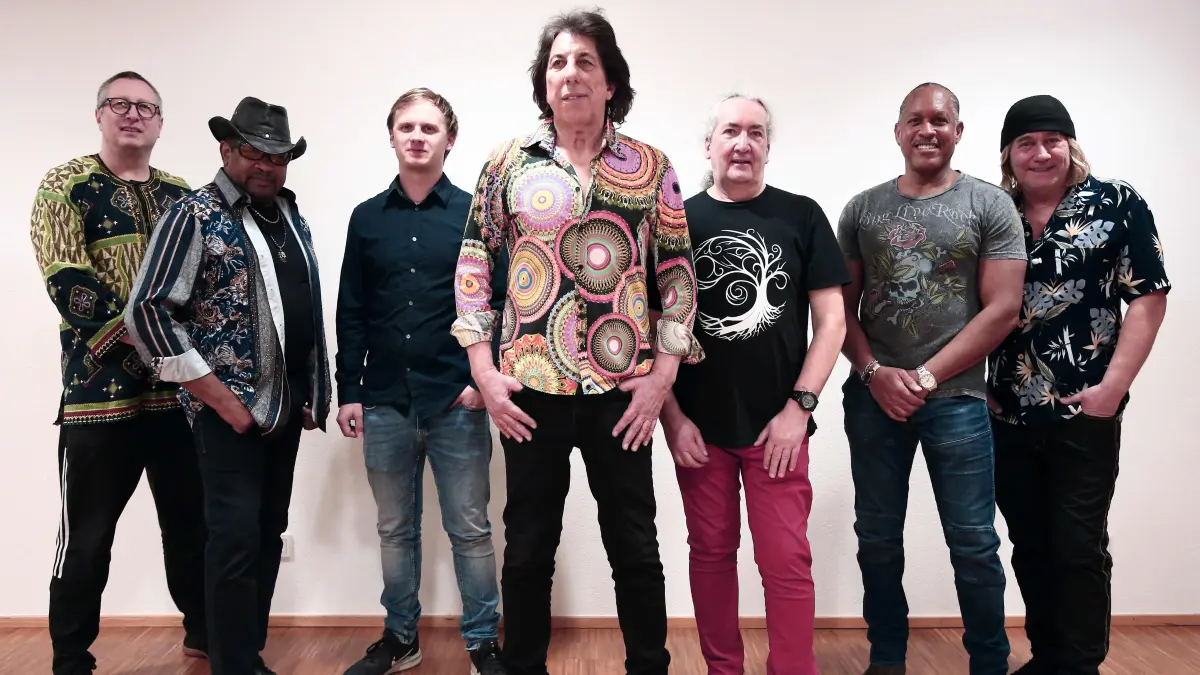 Siggi Schwarz und seine Band spielen Musik von Carlos Santana.