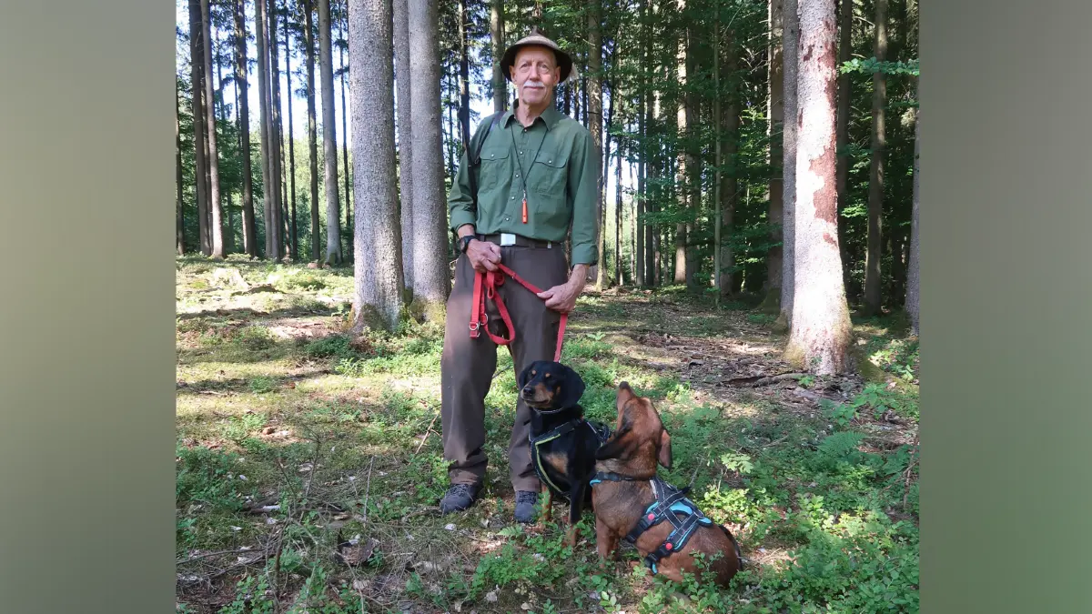 Gebrauchshunde wie etwa Hofhunde auf Aussiedlerhöfen sind in Böhmenkirch von der Hundesteuer befreit – Jagdhunde nicht. Jäger Eugen Aubele versteht das nicht.