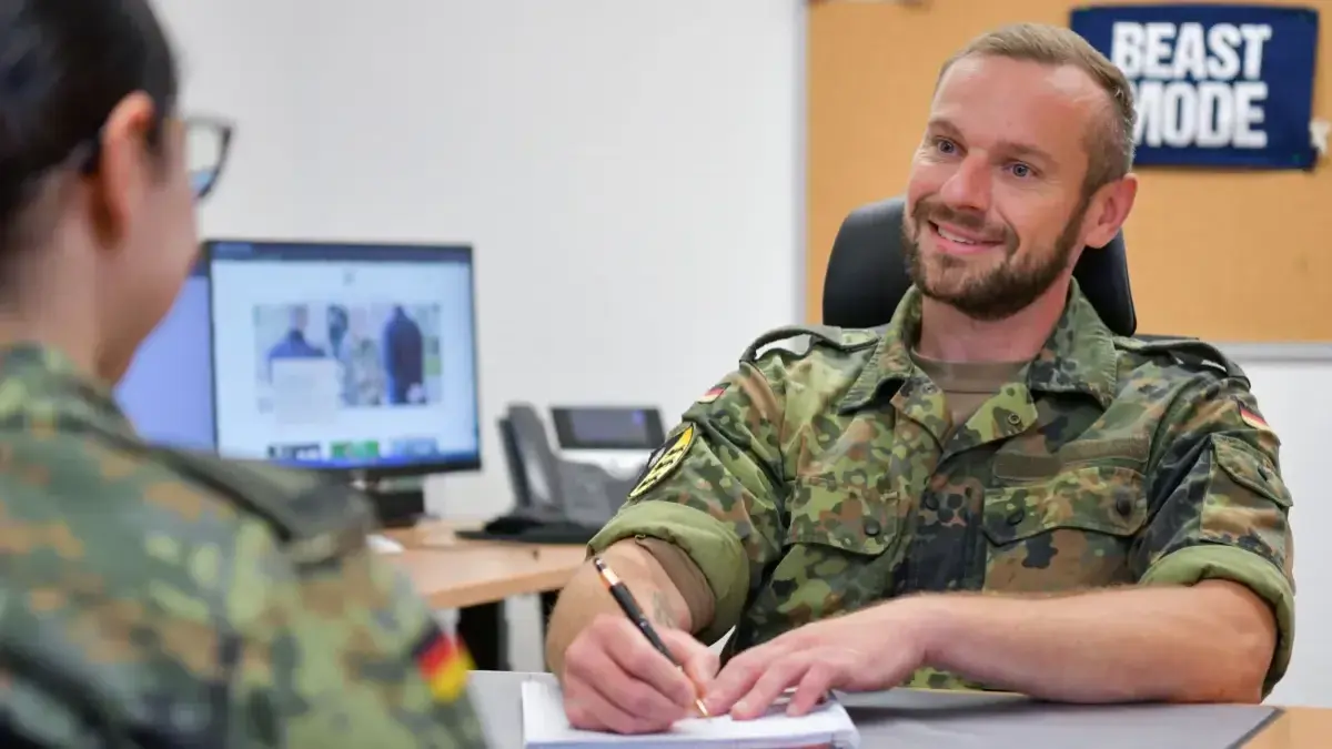„Egal, wo man hinkommt, man ist willkommen“, sagt Leutnant Eduard N. Er schätzt bei der Bundeswehr den Umgang mit den Menschen.