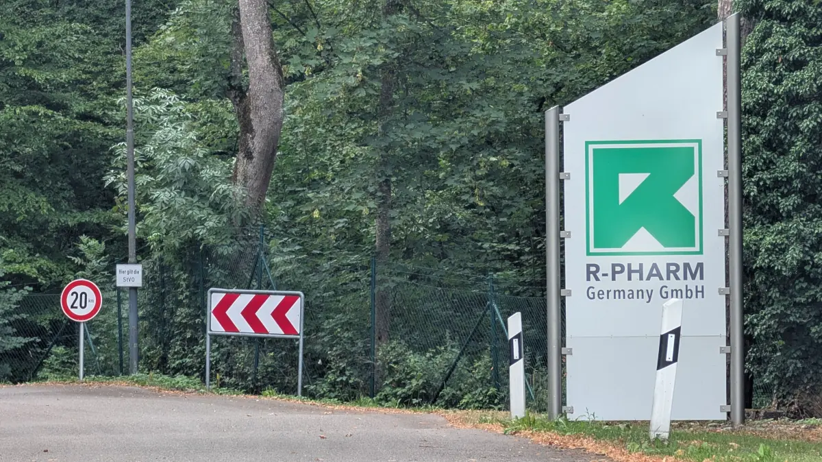 Fast wie der Eingang zu einem Park wirkt das Hauptportal bei R-Pharm Germany in Illertissen.