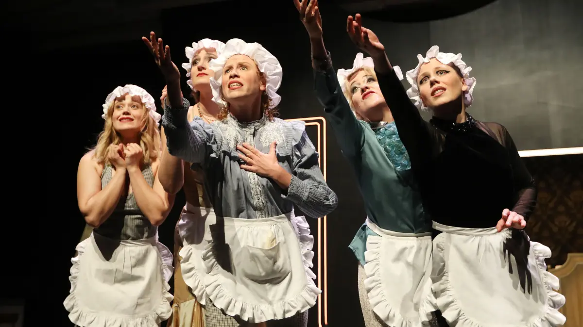 Freilichtspiele Schwäbisch Hall 2026: Neuproduktion im Globe-Theater "Stolz und Vorurteil* (*oder so)", Komödie von Isobel McArthur nach Jane Austen; Regie: Julia Friede. Bühne und Kostüme: MArtin Dolnik. Musikalische Leitung: Dominik Dittrich