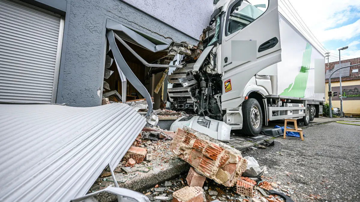 Ein Lastwagen ist in der Donzdorfer Straße in Waldstetten gegen die Wand eines Hauses geprallt und steckt im Gebäude fest.