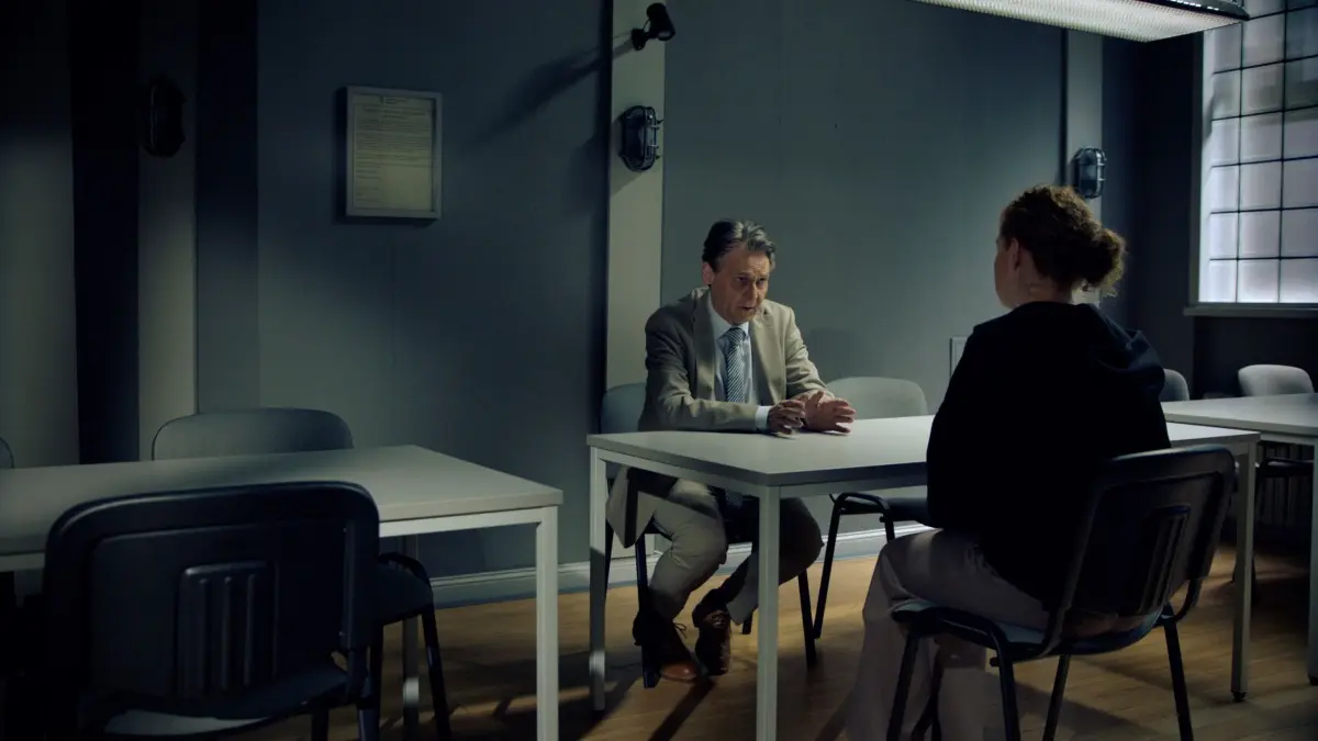 Jo Gerner (Wolfgang Bahro) will Nina (Maria Wedig) aus dem Gefängnis holen.