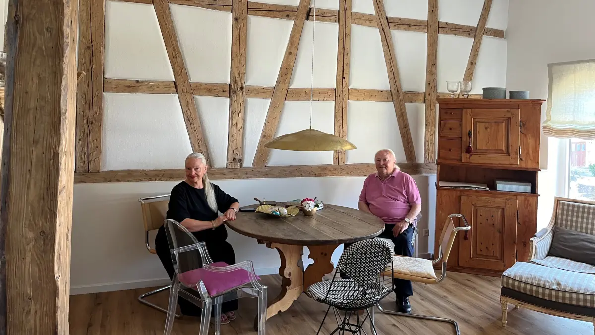 Margarete Röver und Otto Dörr in ihrer Wohnung im Denkmal: Sie nutzen Designer-Möbel, um Leichtigkeit ins historische Ambiente zu bringen.