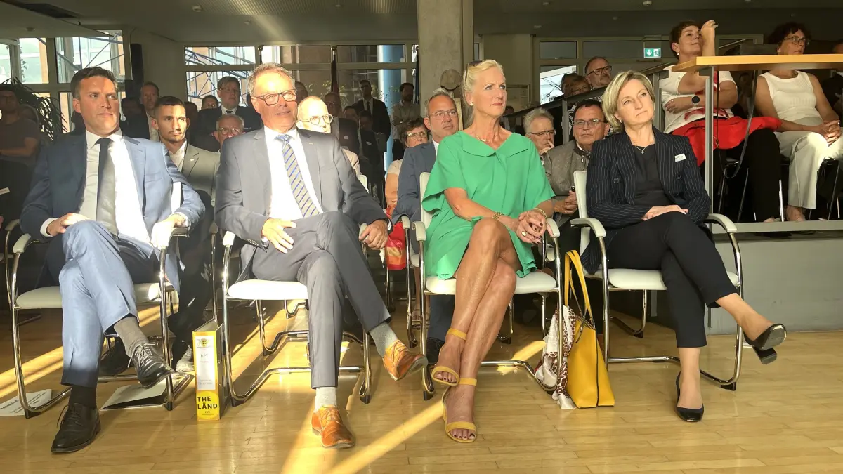 Innenminister Manuel Hagel, der scheidende Regierungspräsident Klaus Tappeser mit seiner Frau Priska Tappeser und Wirtschaftsministerin Nicole Hoffmeister-Kraut.