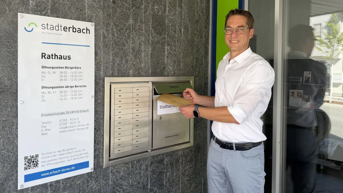 Der Erbacher Bürgermeister Achim Gaus wirft seine Bewerbung in den Briefkasten.