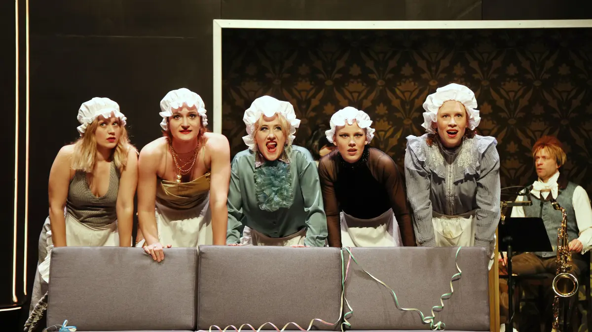 Freilichtspiele Schwäbisch Hall 2026: Neuproduktion im Globe-Theater "Stolz und Vorurteil* (*oder so)", Komödie von Isobel McArthur nach Jane Austen; Regie: Julia Friede. Bühne und Kostüme: MArtin Dolnik. Musikalische Leitung: Dominik Dittrich