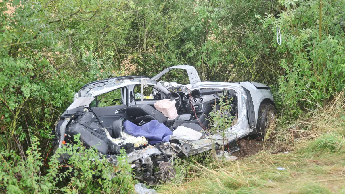 Bei einem Zusammenstoß zwischen einem Pkw und Lkw auf der B28 zwischen Laichingen und Römerstein kam das Auto von der Straße ab.