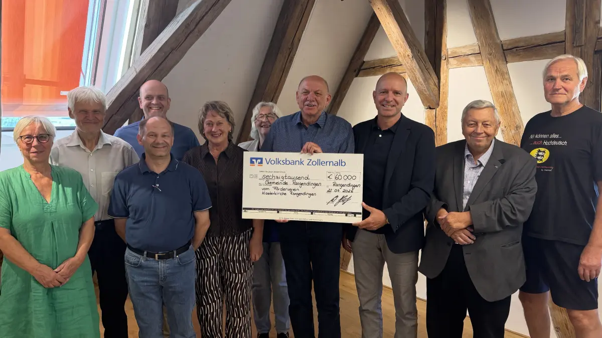 Die Vorstandsmitglieder des Fördervereins Klosterkirche übergeben der Gemeinde Rangendingen eine Spende in Höhe von 60.000 Euro.