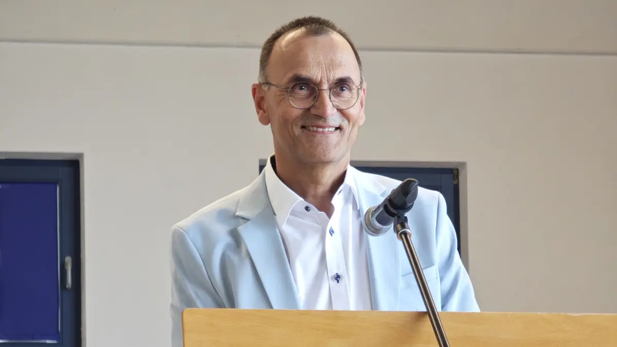 Dieter Stirn bei seiner Verabschiedung als Schulleiter der Grundschule Berghülen.