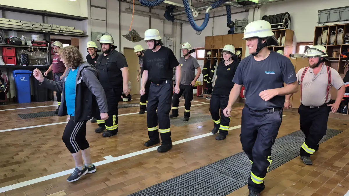 Die Freiwillige Feuerwehr Donnstetten übt fleißig für ihre Ballettaufführung beim Heimatabend. Trainiert werden die Feuerwehrleute von Marianne Schmid.
