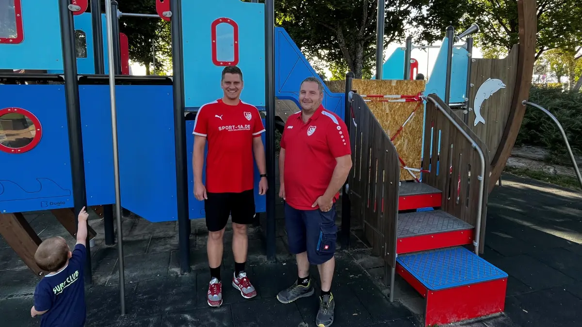Die neuen Vorsitzenden auf dem Spielplatz - Marco Miller (l.) und Steffen Schmidt.