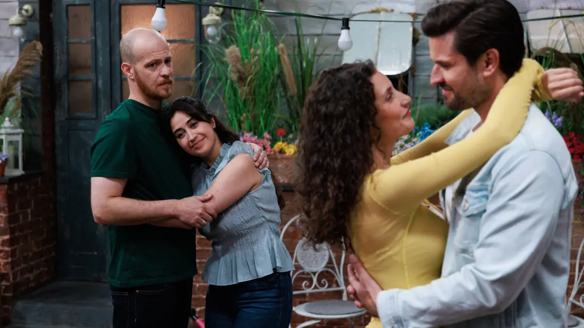 Tobias (Patrick Müller, l.) fühlt sich nach seiner Erkenntnis unwohl, als Esma (Özge Delioglan, 2.v.l.) seine Nähe sucht. Rechts Naomi (Nadine Menz) und Paco (Milos Vukovic, Bild aus Folge xxxx)