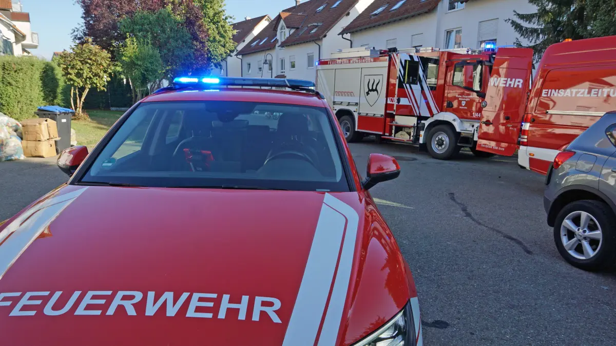 Fünf Feuerwehrfahrzeuge inklusive Drehleiter rückten mit 24 Einsatzkräften ins Münsinger Kirchtal aus.