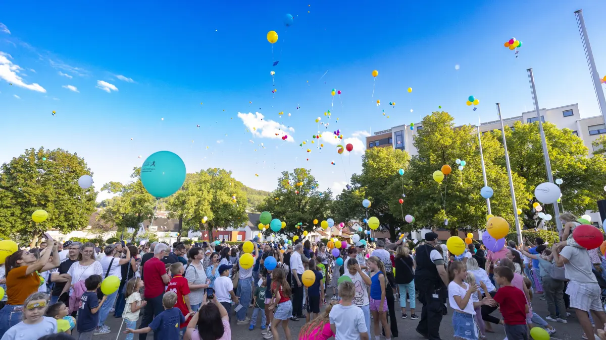 Nach Jahren stiegen beim Kinderfest wieder Luftballons gen Himmel.