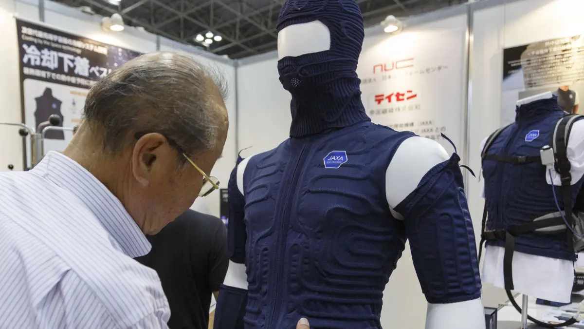 A visitor tests at a Cooling Vest during the 4th Heat Solution Tokyo trade show on July 20, 2018, Tokyo, Japan. The exhibition introduces products from 70 companies to help control the temperature including Heat Insulation, Cooling Vests, and fans, and runs until July 20th at Tokyo Big Sight. Temperatures in Japan rose to as high as 40.7 C degrees in central Japan this week causing many cases of heatstroke. PUBLICATIONxINxGERxSUIxAUTxHUNxONLY (gxta_heatexpo026)