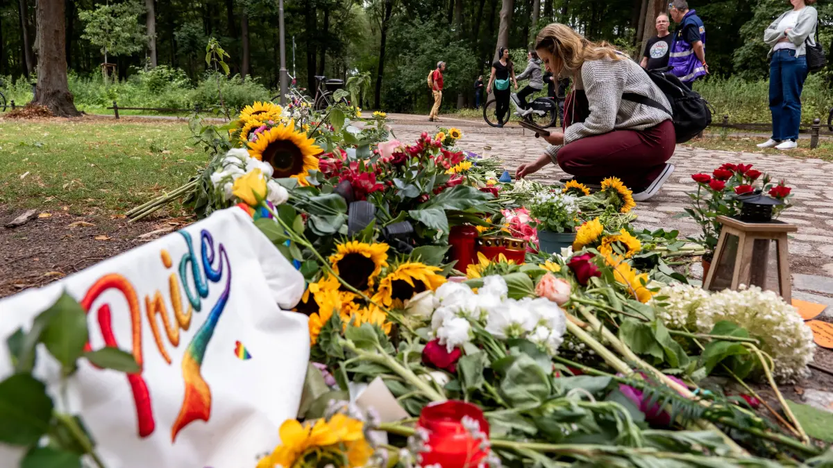 Berliner gedenken an den Opfern der Attacke an den CSD: Menschen gedenken mit Blumen, Kerzen, Regenbogenflaggen und Solidaritätsnachrichten an den Opfer der Anschlag vom 25. Juli an den CSD im Tiergarten in Berlin am 27. Juli 2026. Der vermeintliche Attänteter Abdul B. soll mit einem LKW in dem Tiergarten gefahren und eine Frau getötet und weiter 29 Menschen verletzt haben. Gestern laut Polizei und LKA soll er während eine Operation in einer Gartenkolonie in Spandau aufgespürt und erschossen worden sein. Berliner gedenken an den Opfern der Attacke an den CSD *** People pay their respects with flowers, candles, rainbow flags, and messages of solidarity for the victims of the July 25 attack at the CSD in Berlins Tiergarten on July 27, 2026. The alleged attacker, Abdul B, is said to have driv