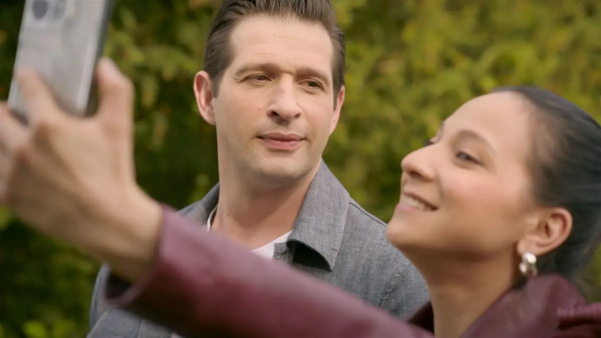 AWZ-Liebling Deniz Öztürk (Igor Dolgatschew) nimmt Ärger mit Charlie (Shaolyn Fernandez) in Kauf.